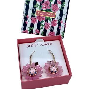 NWT BETSEY JOHNSON dangle daisy resin acrylic earrings rhinestones pink giftbox